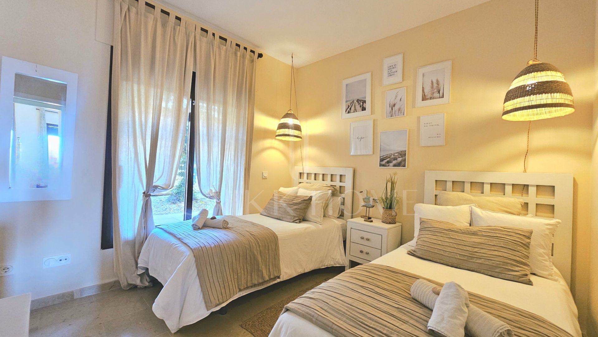 WITH TOURIST LICENCE — Raised ground-floor apartment in Coto Real with sea and golf views