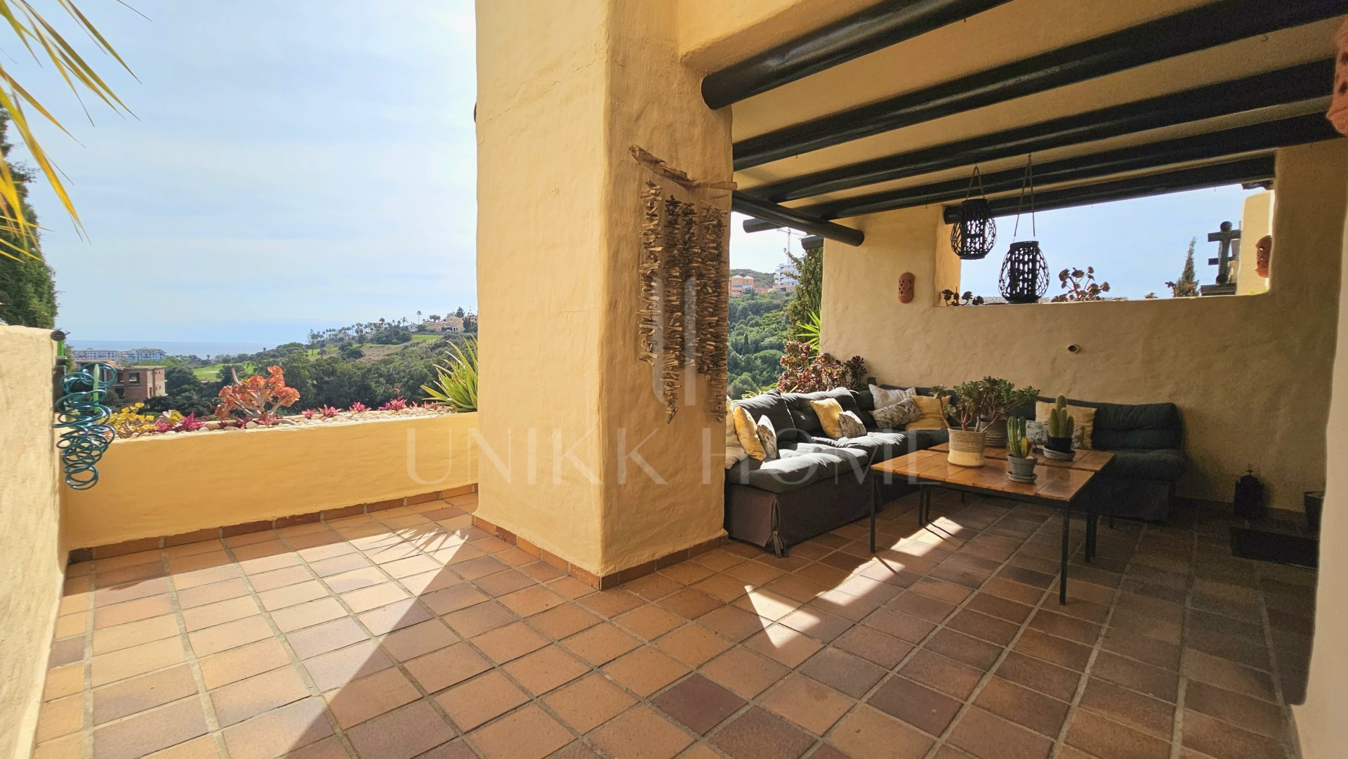 WITH TOURIST LICENCE — Raised ground-floor apartment in Coto Real with sea and golf views