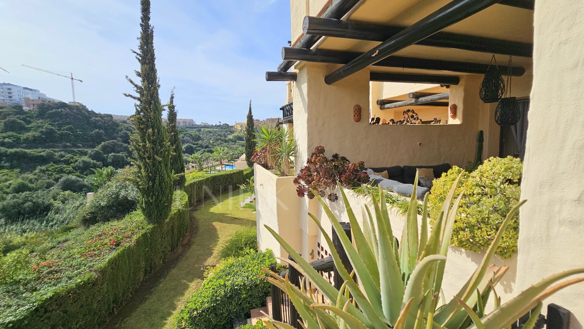 WITH TOURIST LICENCE — Raised ground-floor apartment in Coto Real with sea and golf views