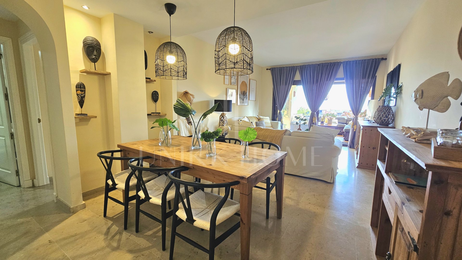 WITH TOURIST LICENCE — Raised ground-floor apartment in Coto Real with sea and golf views
