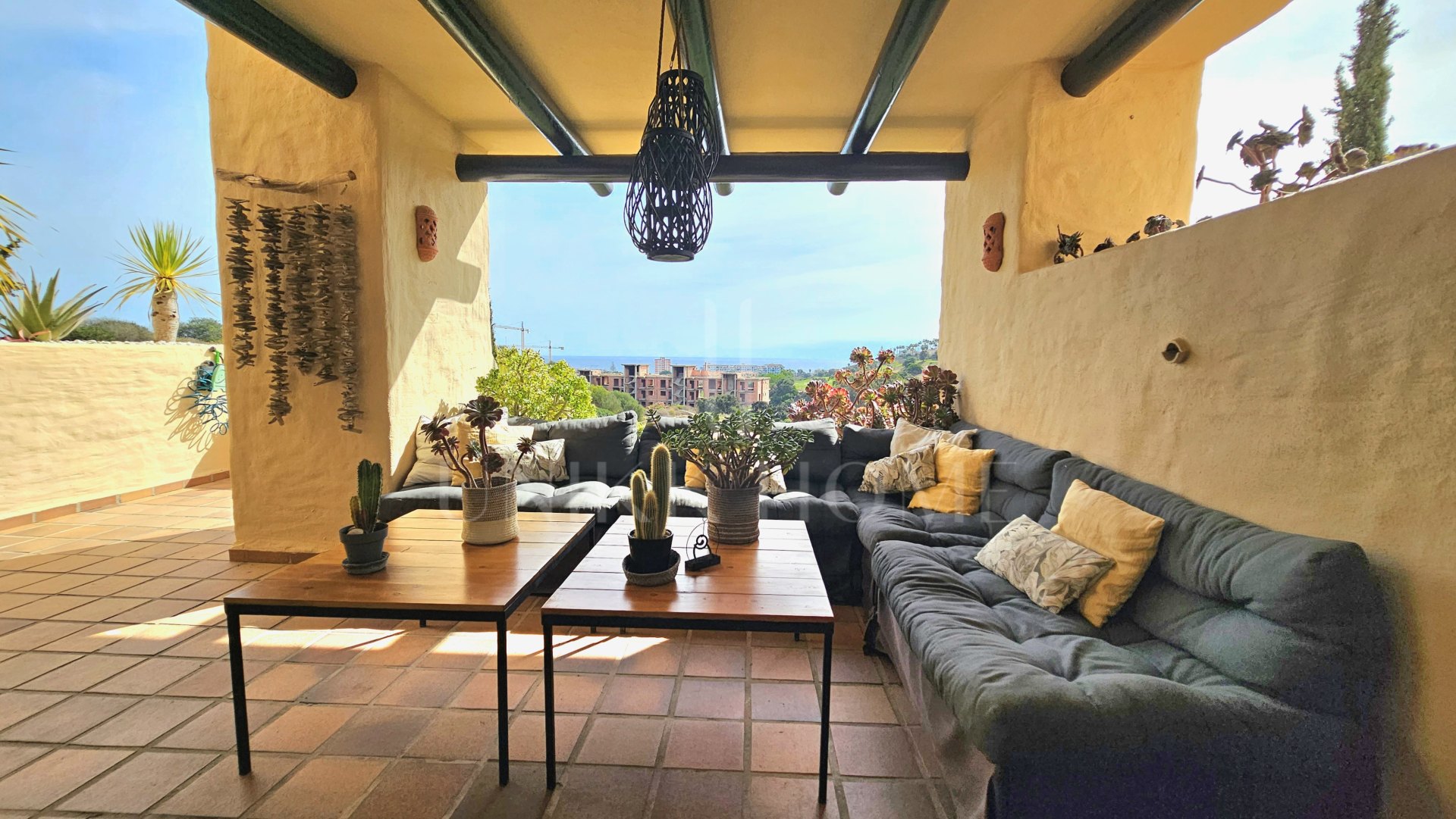 WITH TOURIST LICENCE — Raised ground-floor apartment in Coto Real with sea and golf views