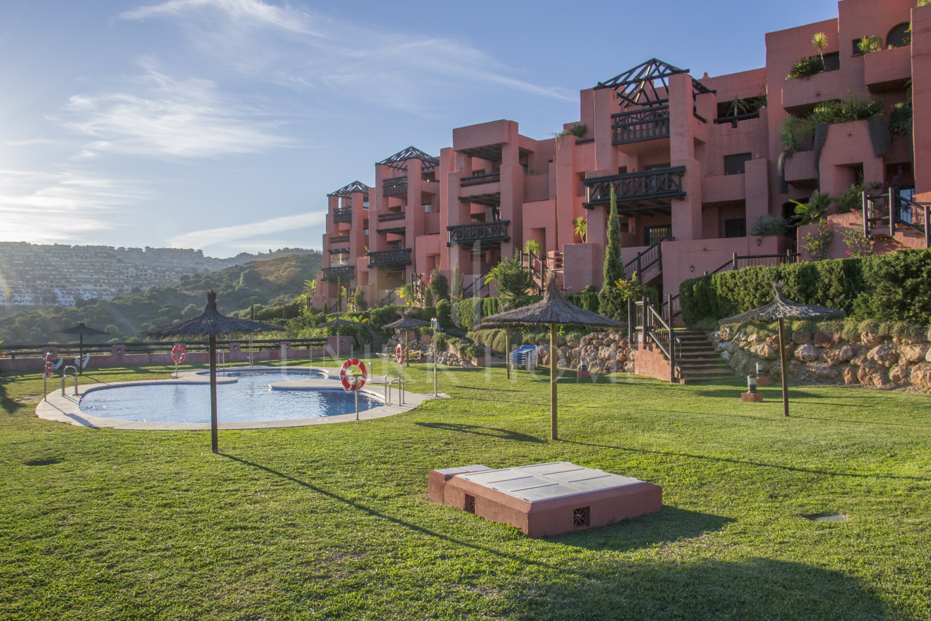 WITH TOURIST LICENCE — Raised ground-floor apartment in Coto Real with sea and golf views