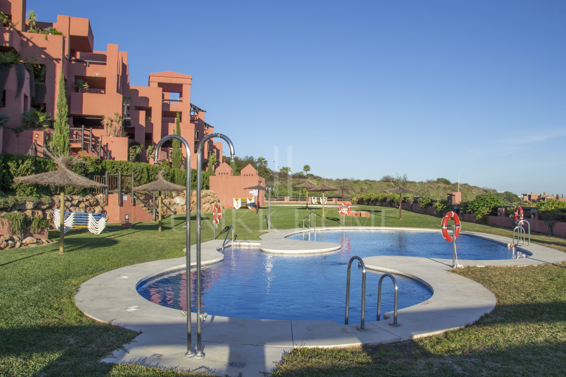 WITH TOURIST LICENCE — Raised ground-floor apartment in Coto Real with sea and golf views