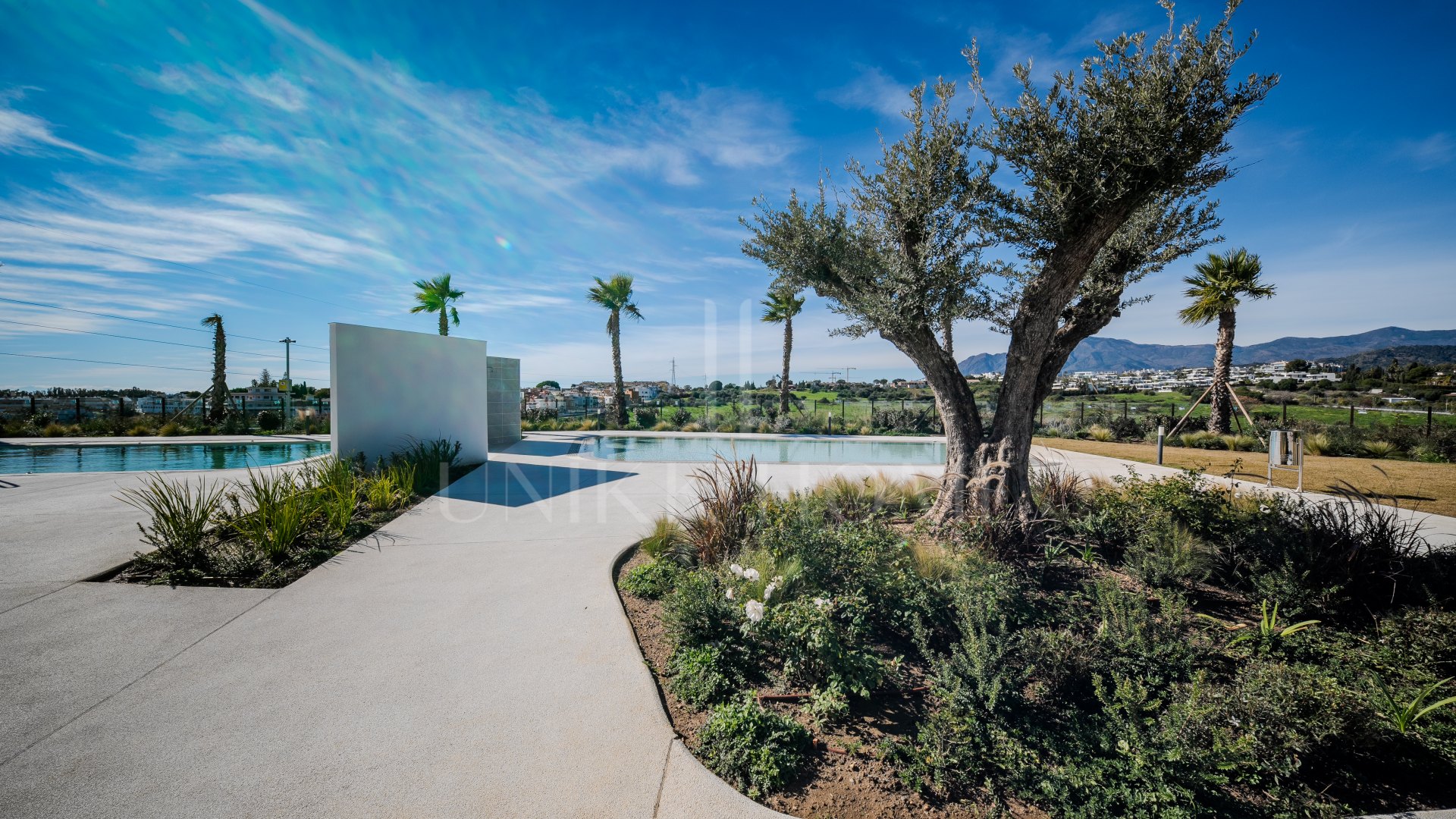 Moderno apartamento en esquina en planta baja en Cancelada, Estepona Este