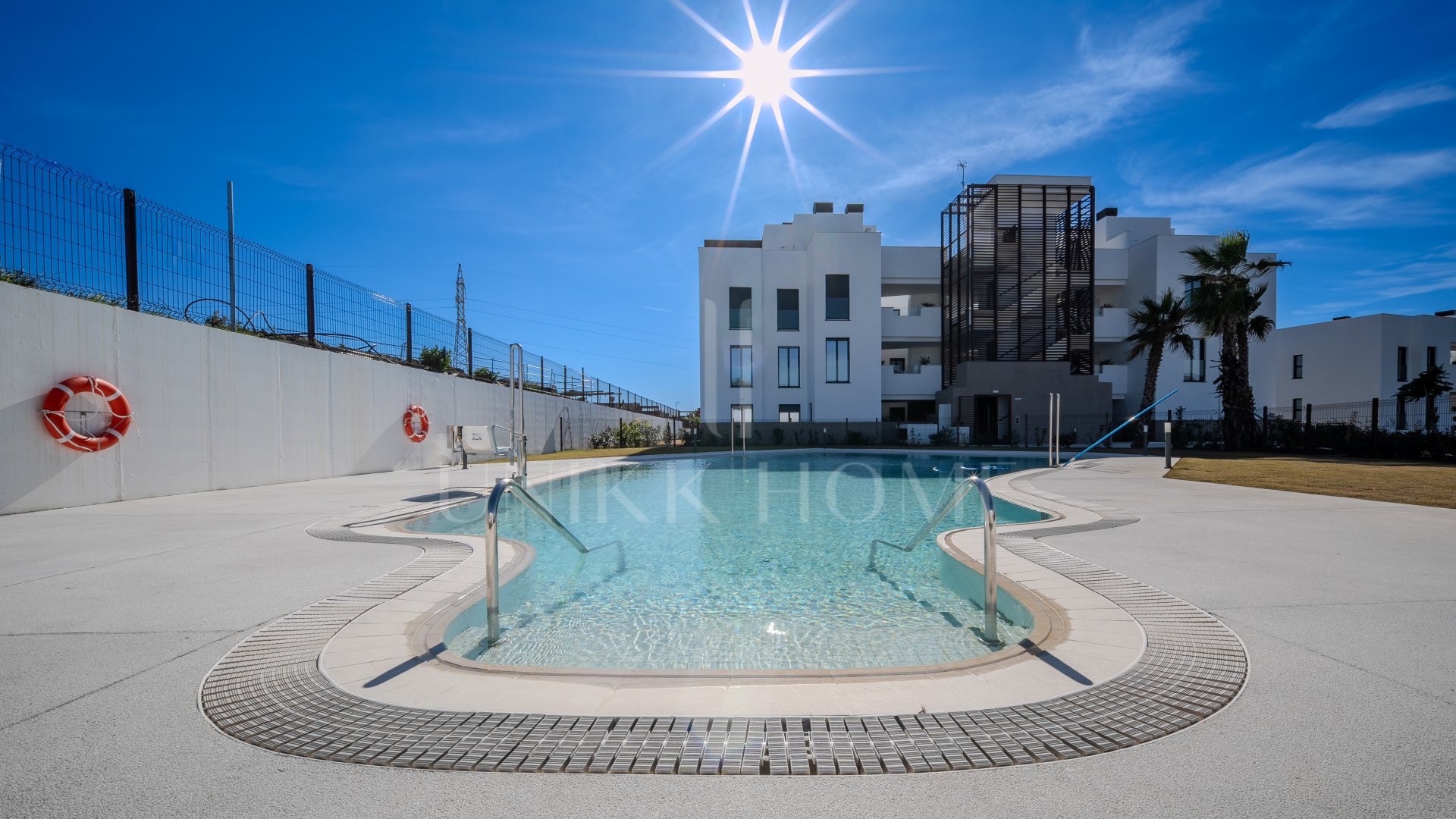 Moderno apartamento en esquina en planta baja en Cancelada, Estepona Este