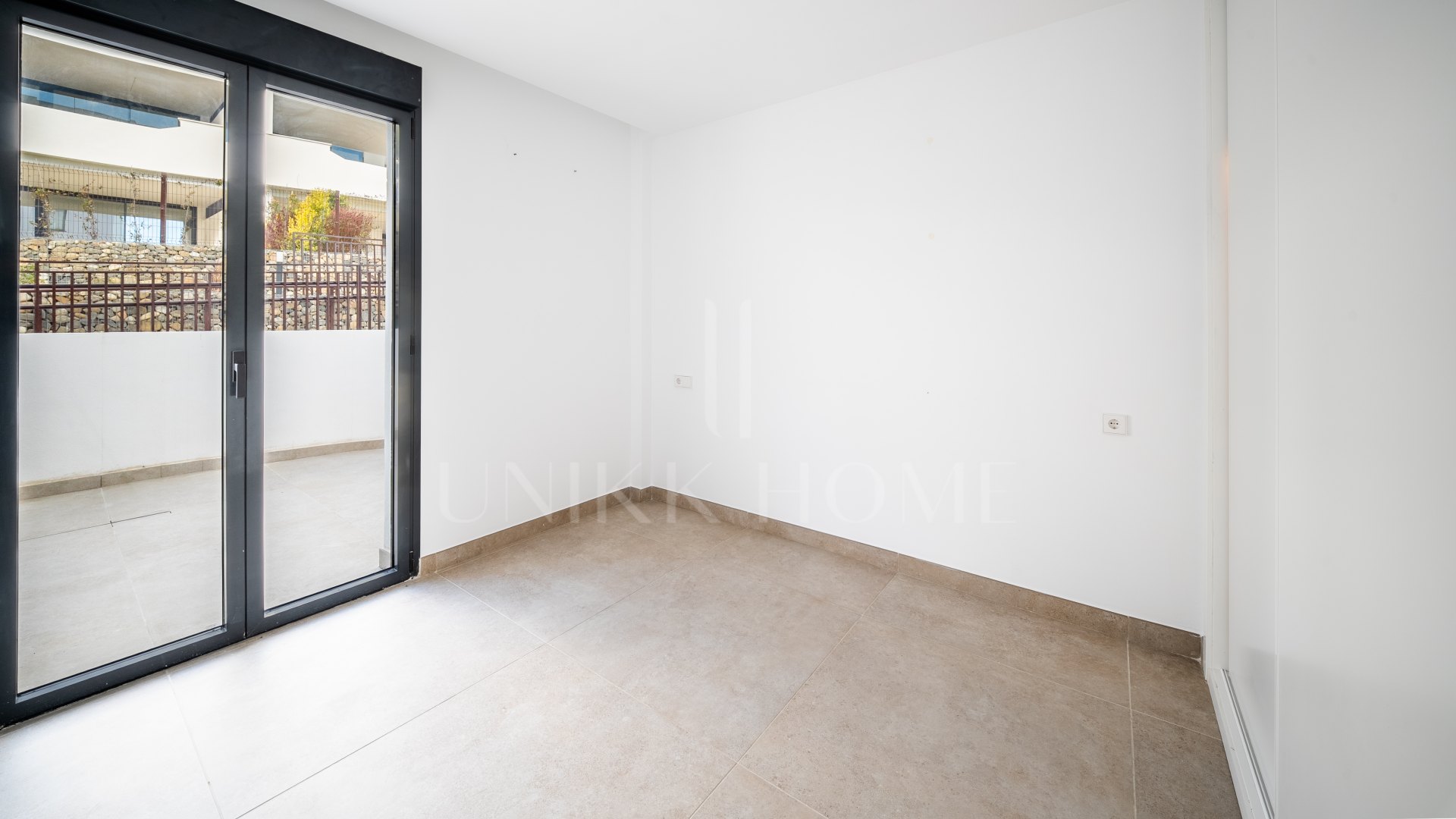Moderno apartamento en esquina en planta baja en Cancelada, Estepona Este