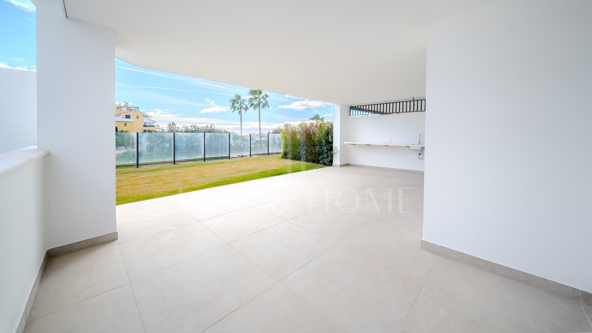 Moderno apartamento en esquina en planta baja en Cancelada, Estepona Este