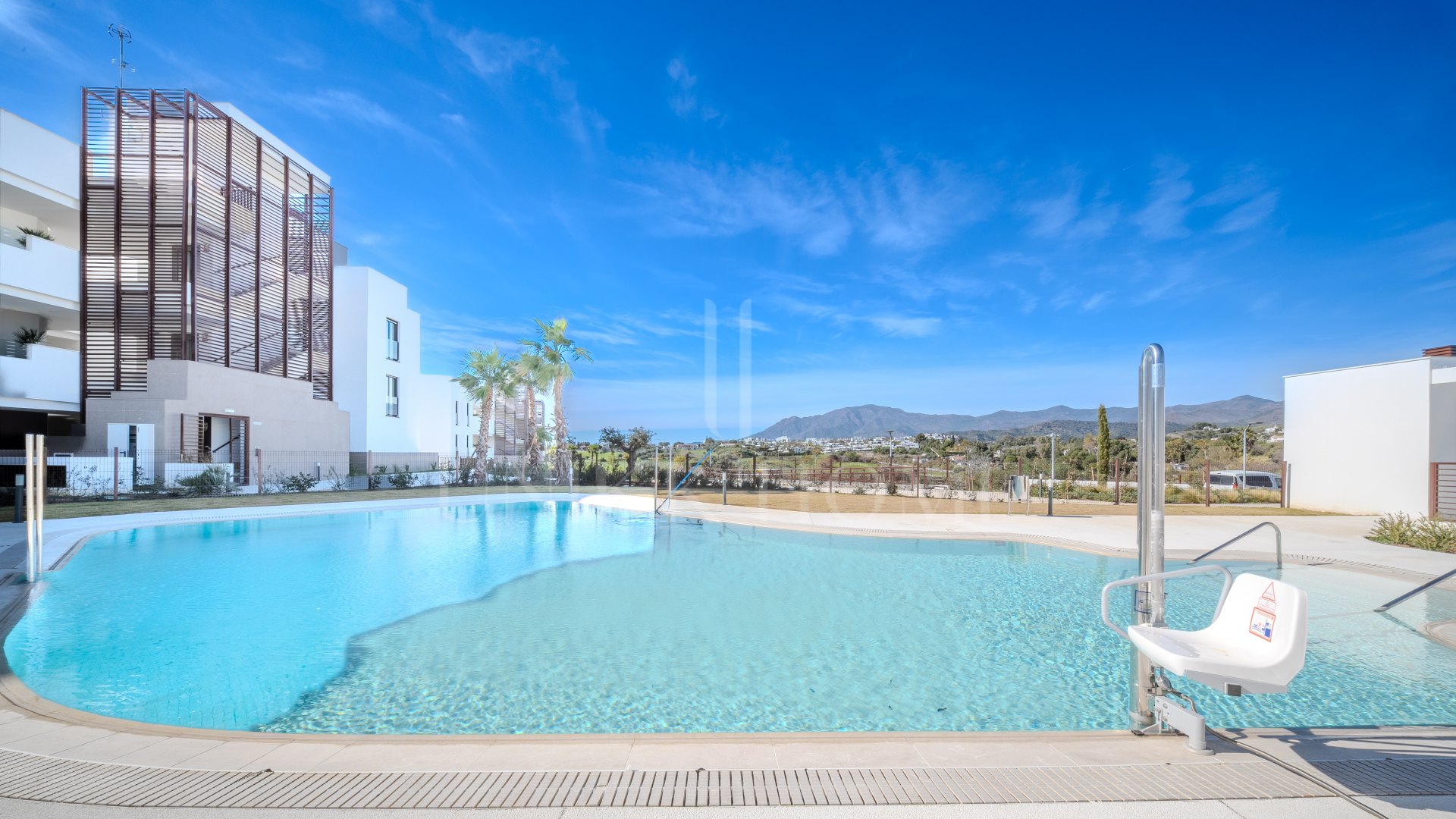 Moderno apartamento en esquina en planta baja en Cancelada, Estepona Este