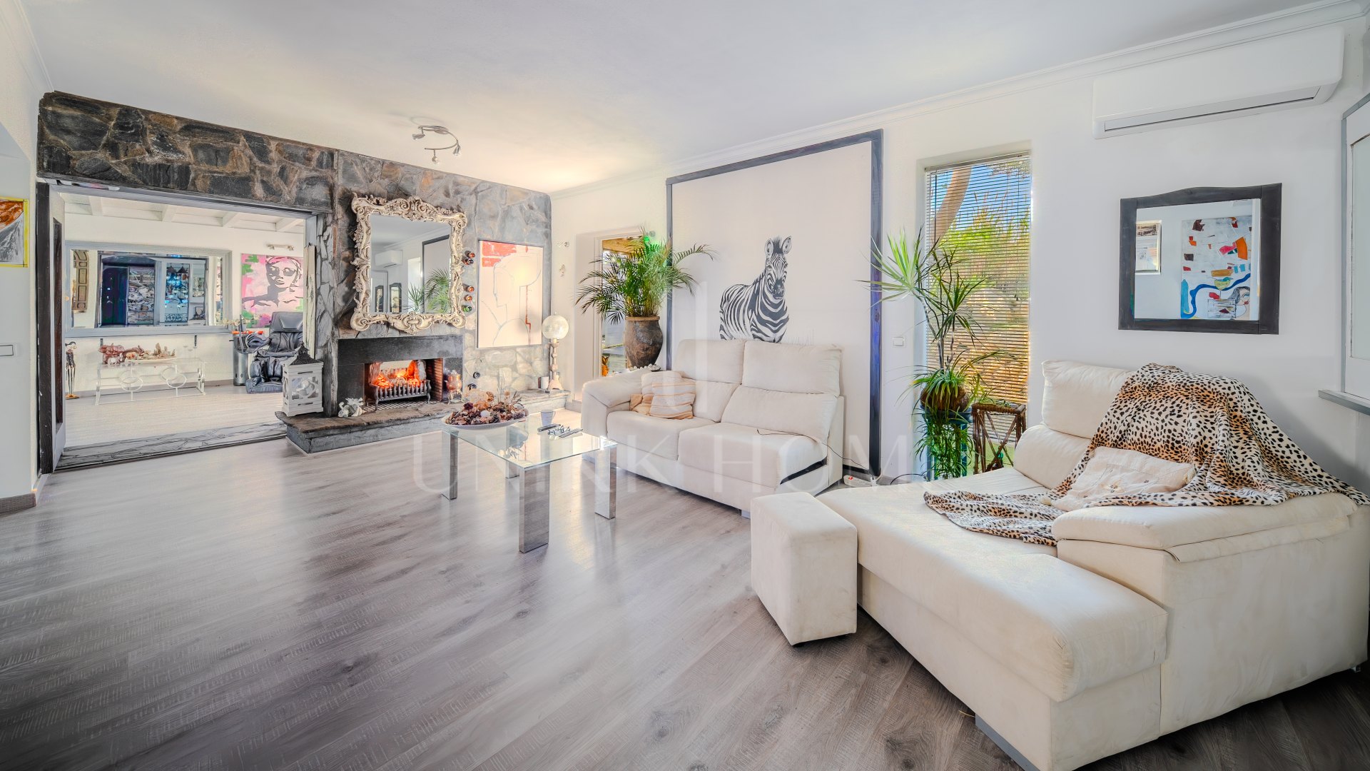 Magnífica casa de 5 dormitorios en primera línea de Estepona Golf`y con vista al mar