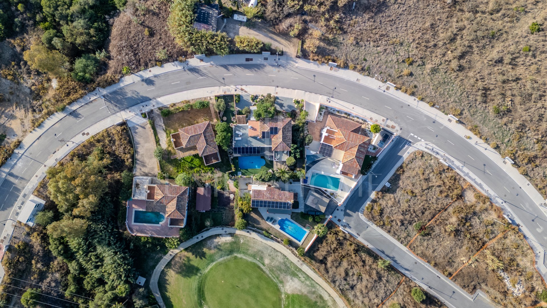 Magnífica casa de 5 dormitorios en primera línea de Estepona Golf`y con vista al mar