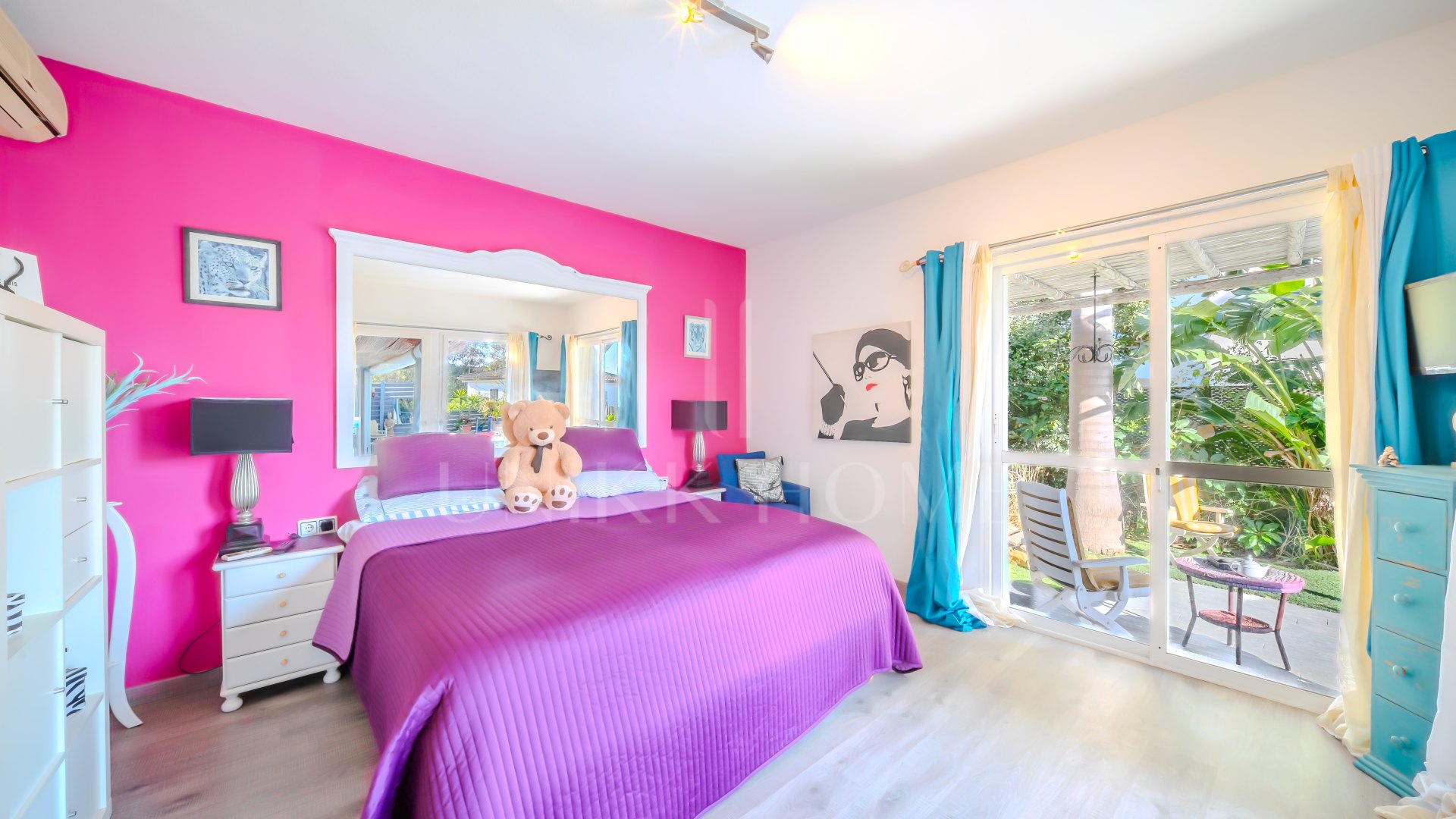 Magnífica casa de 5 dormitorios en primera línea de Estepona Golf`y con vista al mar