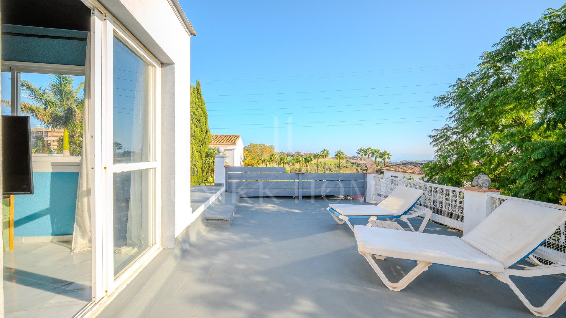 Magnífica casa de 5 dormitorios en primera línea de Estepona Golf`y con vista al mar