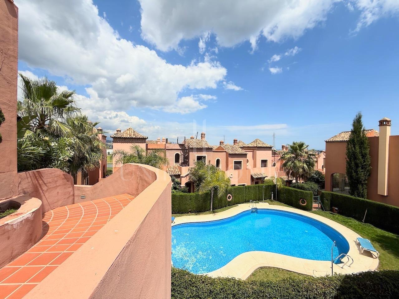 Casa adosada en primera línea de golf, 3 dormitorios, 3 baños y garaje privado, en Azata Golf, Estepona Oeste