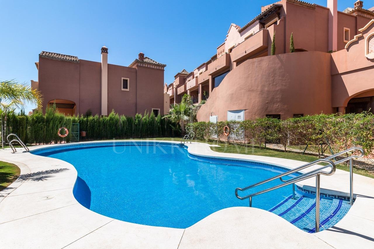 Casa adosada en primera línea de golf, 3 dormitorios, 3 baños y garaje privado, en Azata Golf, Estepona Oeste