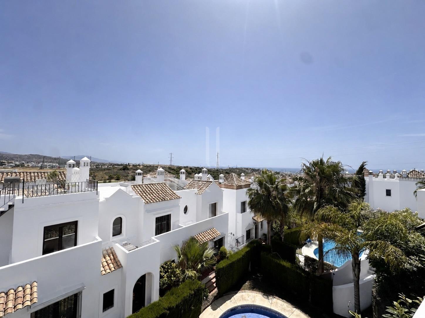 Casa adosada en primera línea de golf, 3 dormitorios, 3 baños y garaje privado, en Azata Golf, Estepona Oeste