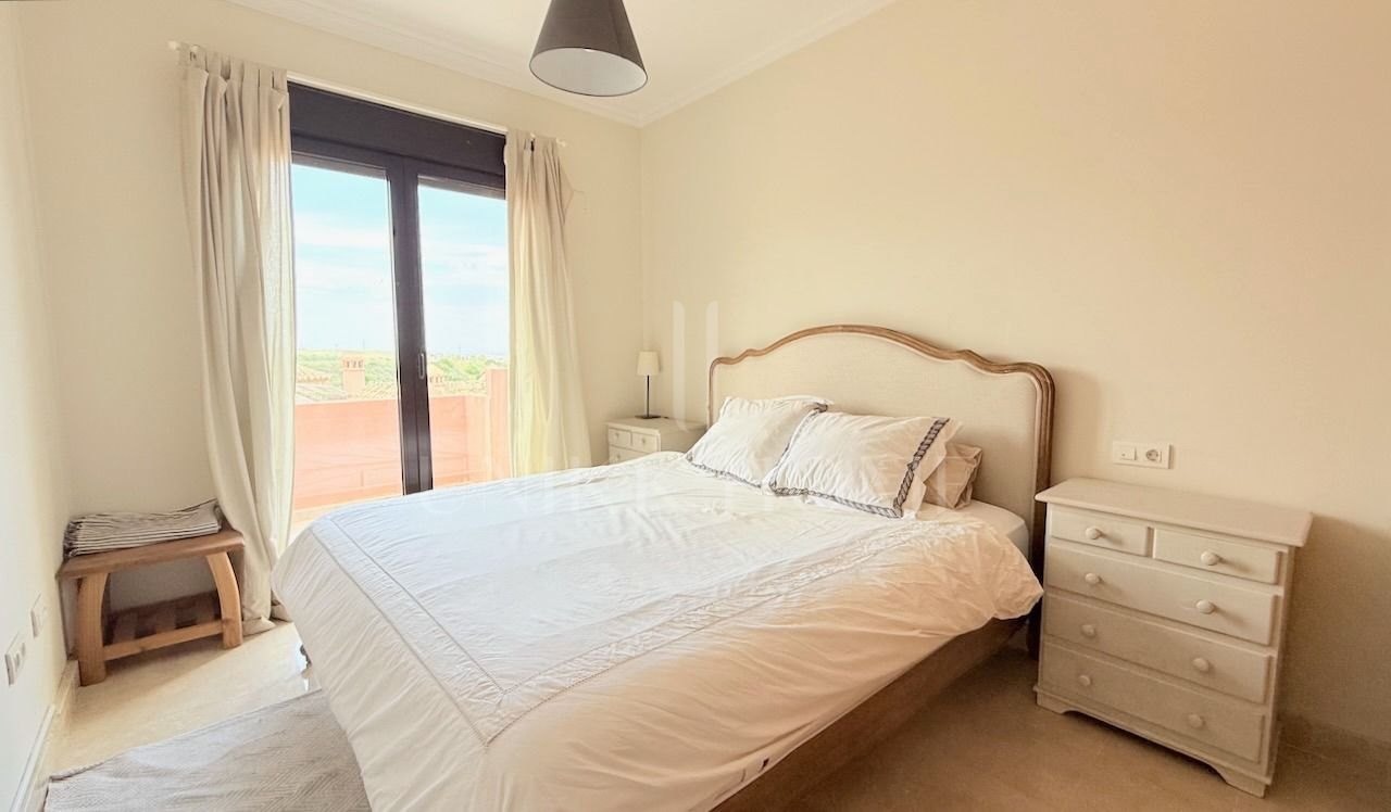 Casa adosada en primera línea de golf, 3 dormitorios, 3 baños y garaje privado, en Azata Golf, Estepona Oeste