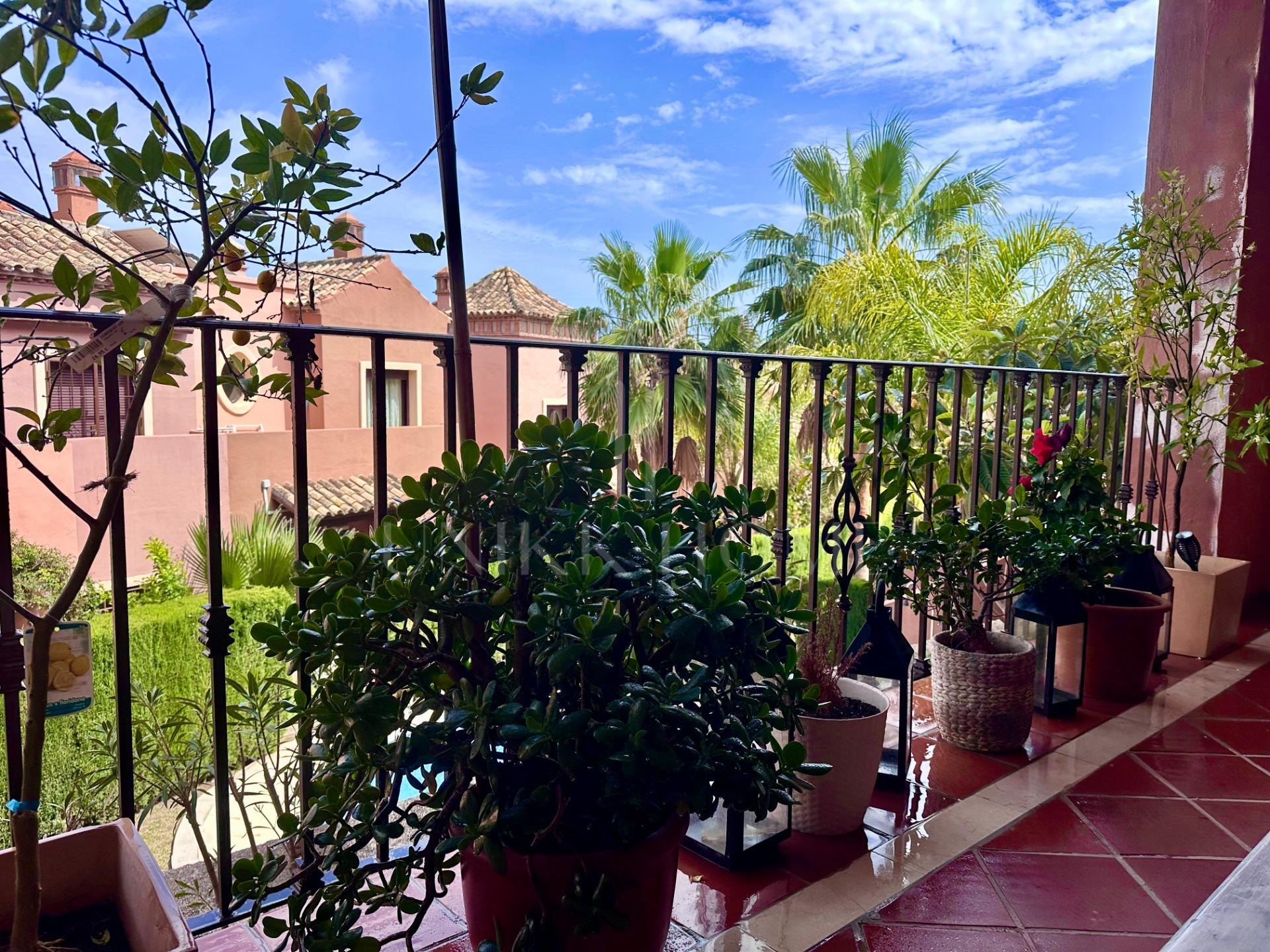 Casa adosada en primera línea de golf, 3 dormitorios, 3 baños y garaje privado, en Azata Golf, Estepona Oeste