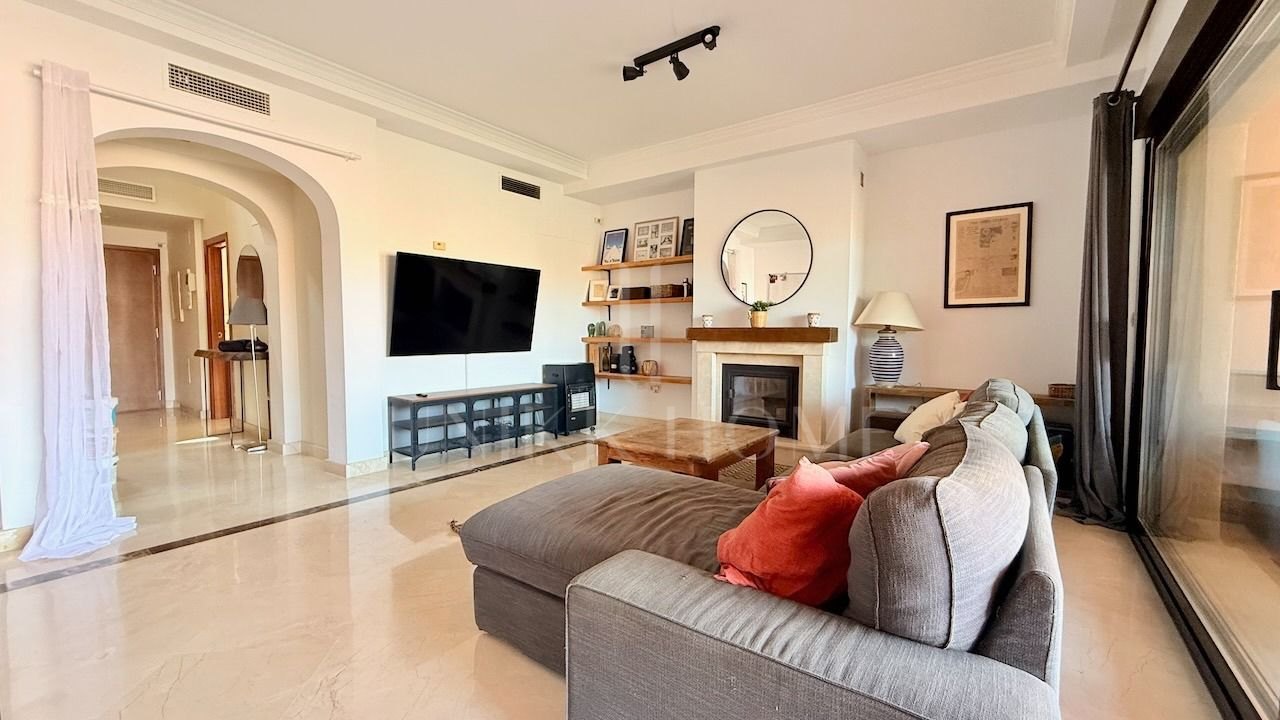 Casa adosada en primera línea de golf, 3 dormitorios, 3 baños y garaje privado, en Azata Golf, Estepona Oeste