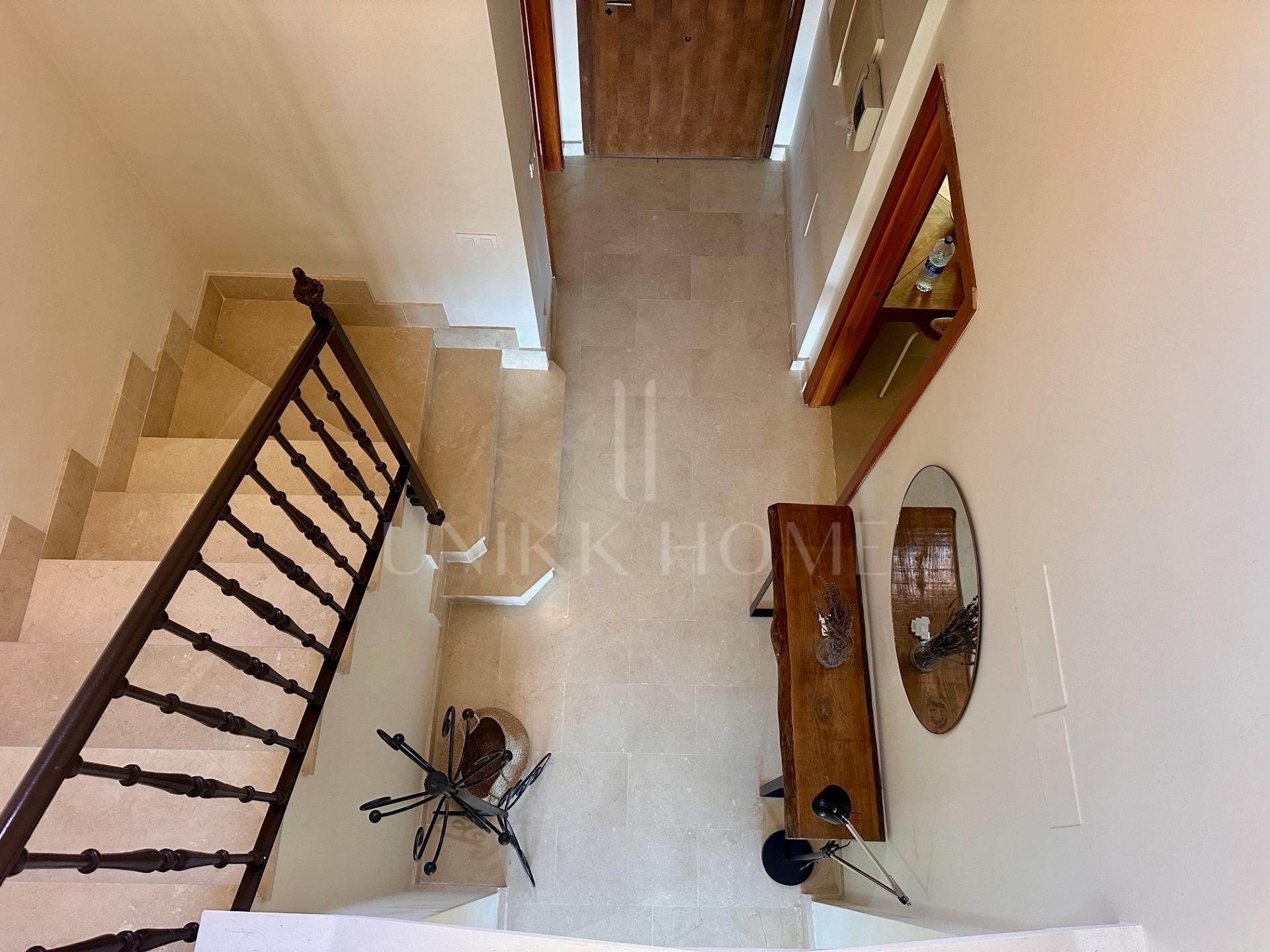 Casa adosada en primera línea de golf, 3 dormitorios, 3 baños y garaje privado, en Azata Golf, Estepona Oeste