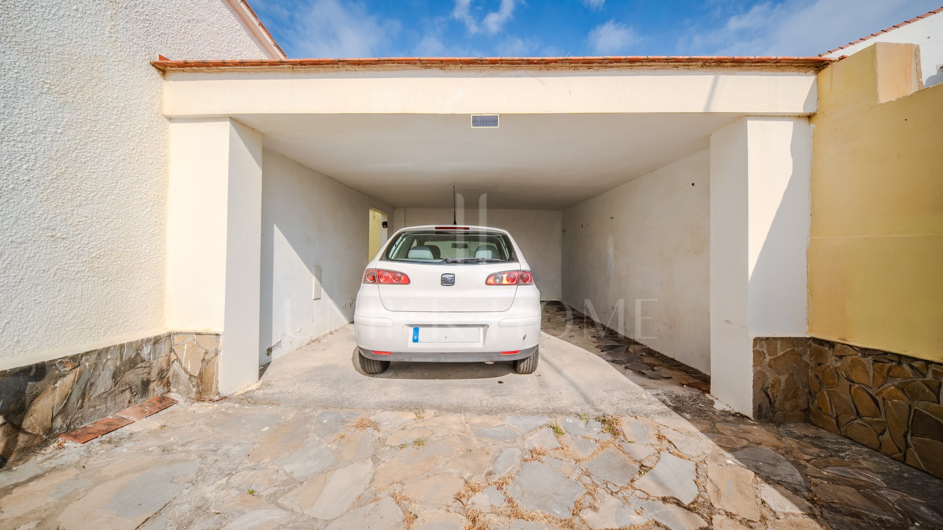 Beachfront house in Jardin Tropical, Manilva, just 100 metres from the sea!!!