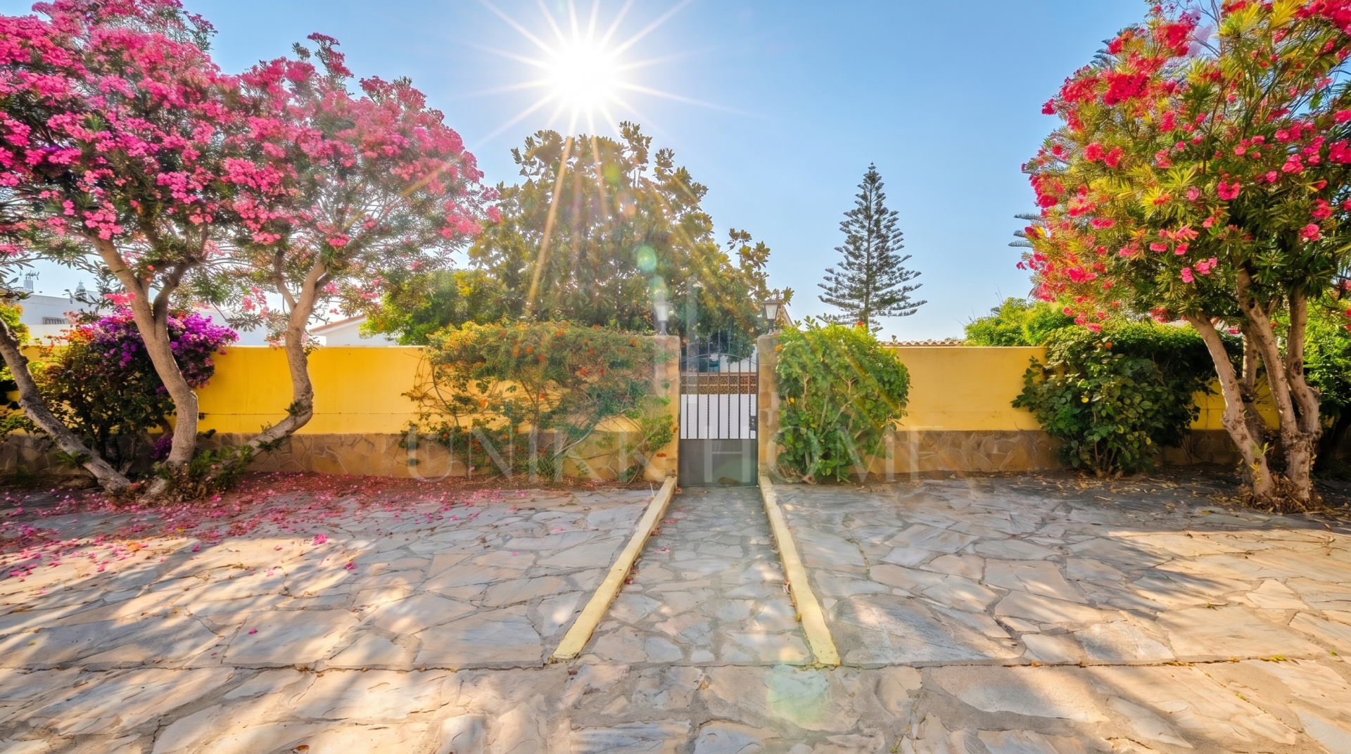 Beachfront house in Jardin Tropical, Manilva, just 100 metres from the sea!!!