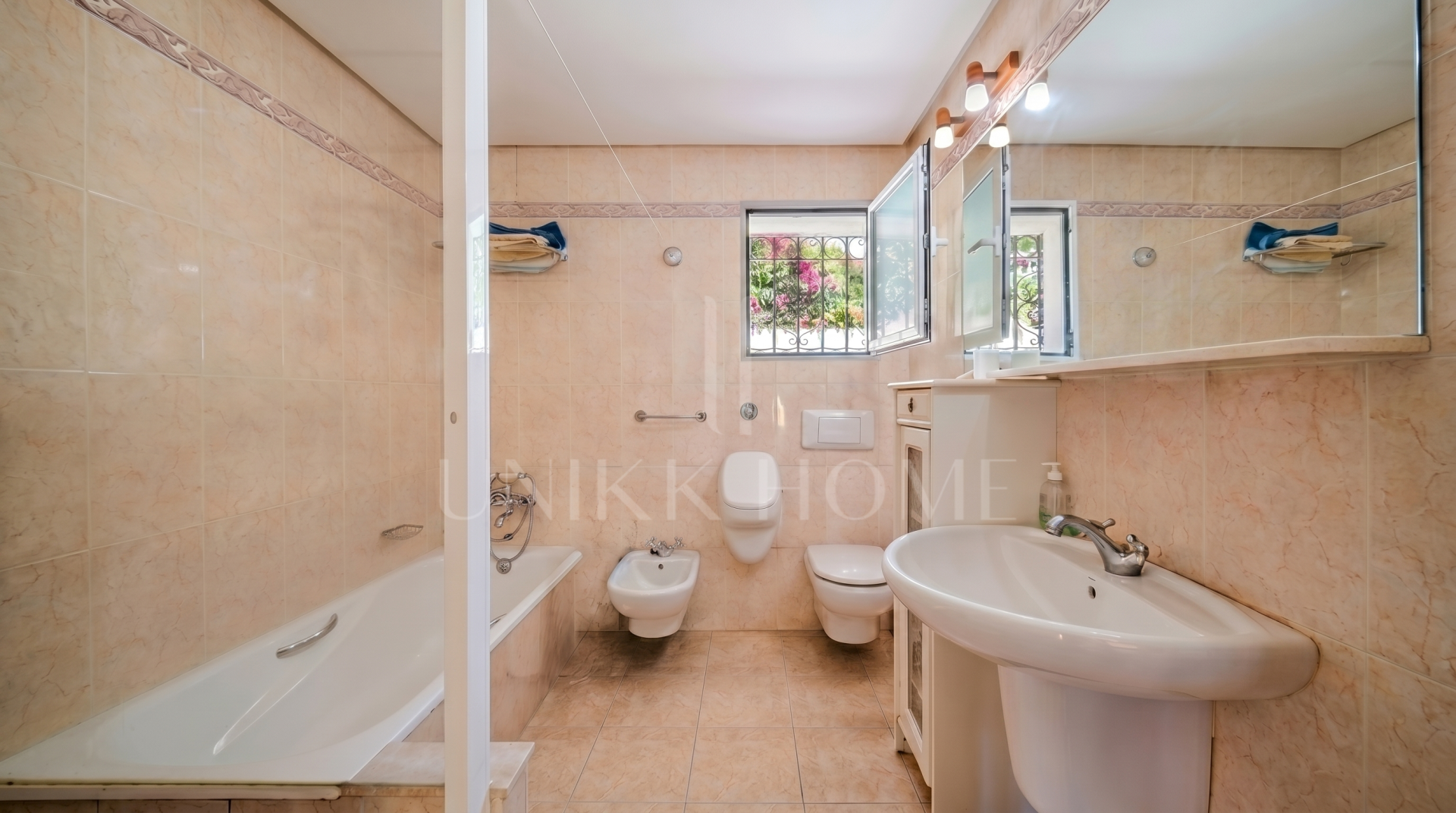 Beachfront house in Jardin Tropical, Manilva, just 100 metres from the sea!!!