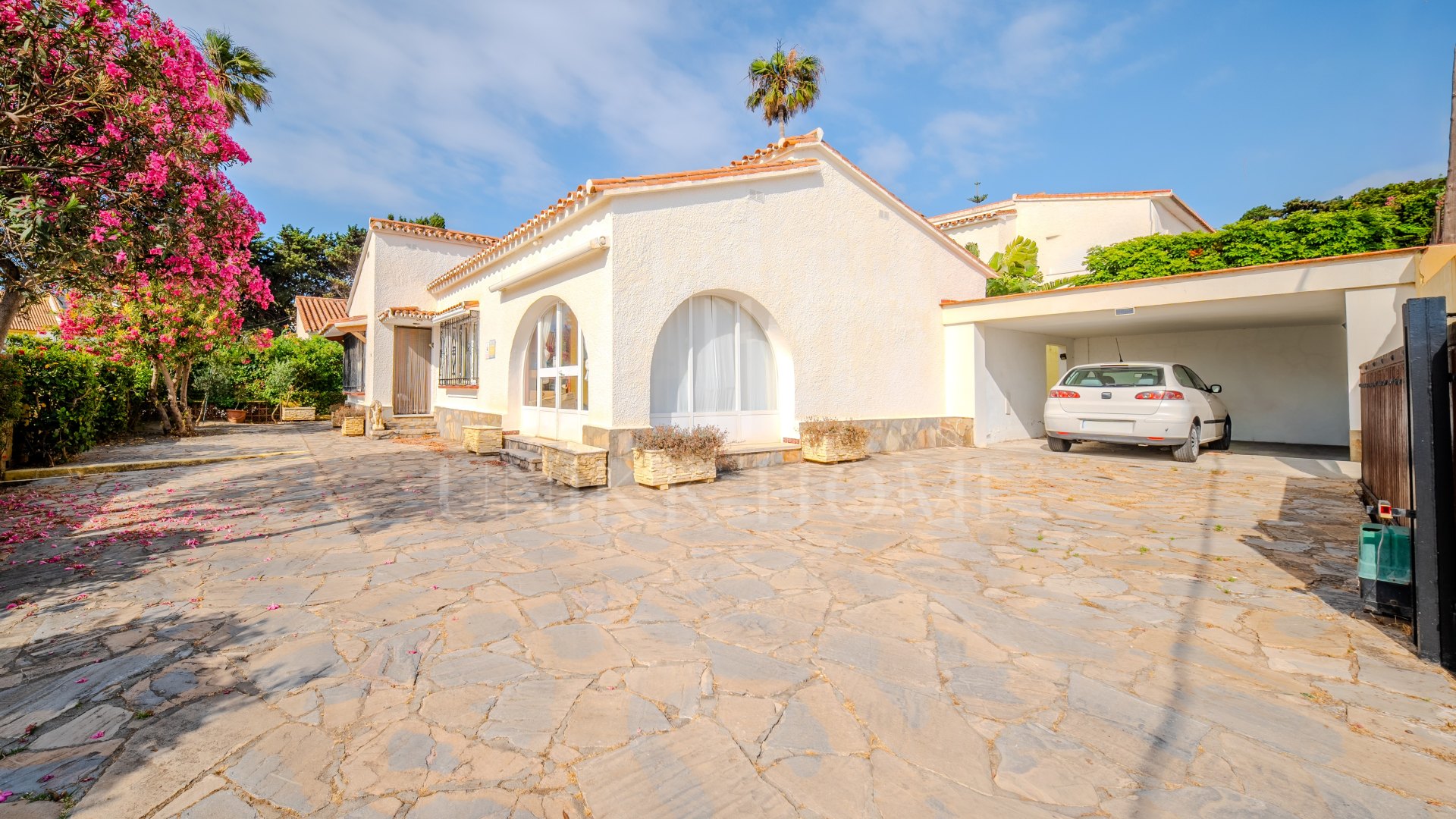Beachfront house in Jardin Tropical, Manilva, just 100 metres from the sea!!!