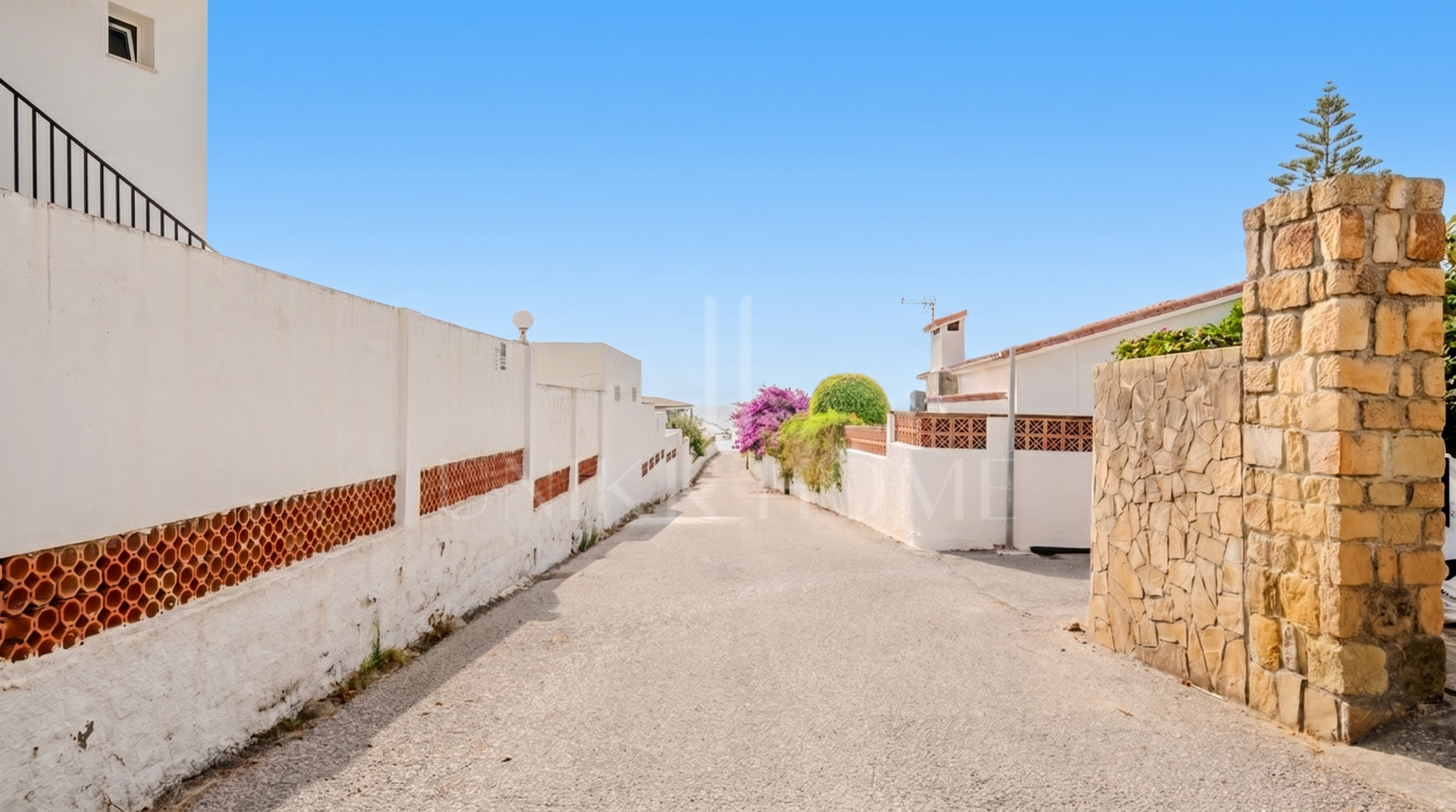 Beachfront house in Jardin Tropical, Manilva, just 100 metres from the sea!!!