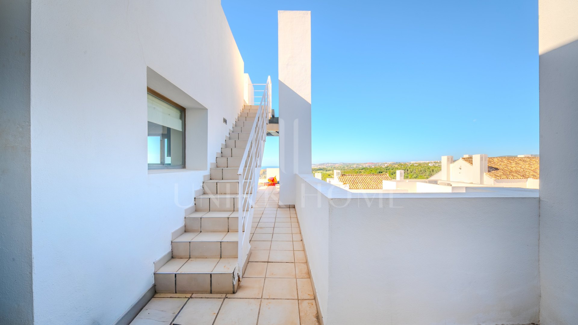 Ático en primera línea de golf con vistas panorámicas en Las Terrazas de Cortesín, Finca Cortesin, que cuenta con 3 dormitorios, amplias terrazas y seguridad del resort.