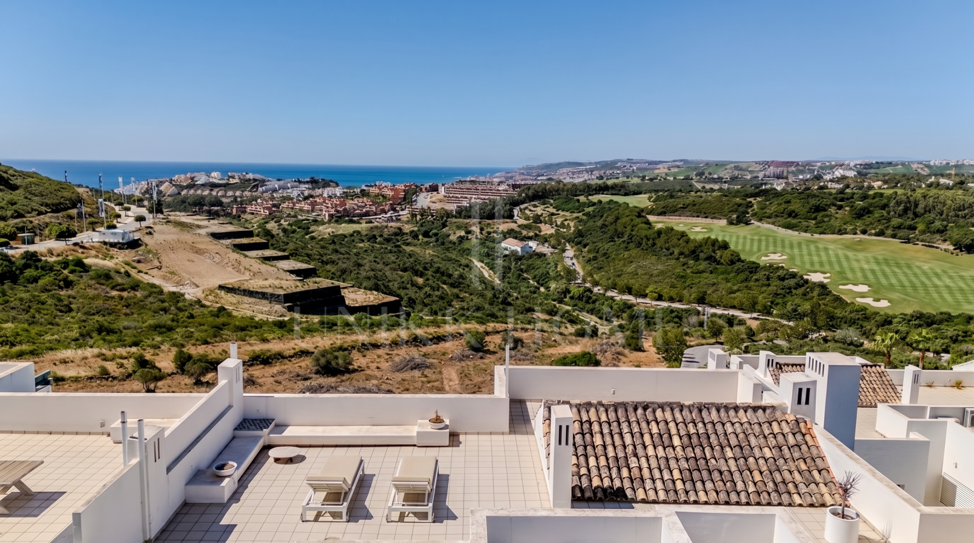 Ático en primera línea de golf con vistas panorámicas en Las Terrazas de Cortesín, Finca Cortesin, que cuenta con 3 dormitorios, amplias terrazas y seguridad del resort.