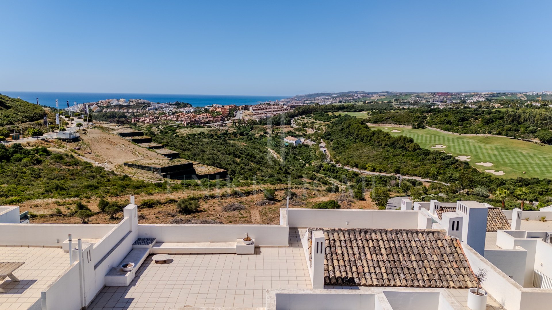Ático en primera línea de golf con vistas panorámicas en Las Terrazas de Cortesín, Finca Cortesin, que cuenta con 3 dormitorios, amplias terrazas y seguridad del resort.