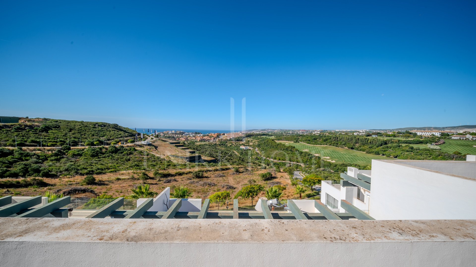 Ático en primera línea de golf con vistas panorámicas en Las Terrazas de Cortesín, Finca Cortesin, que cuenta con 3 dormitorios, amplias terrazas y seguridad del resort.