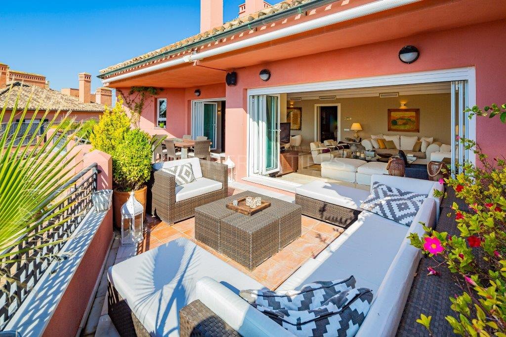 Ático de lujo con impresionantes vistas al puerto deportivo y al mar en Sotogrande