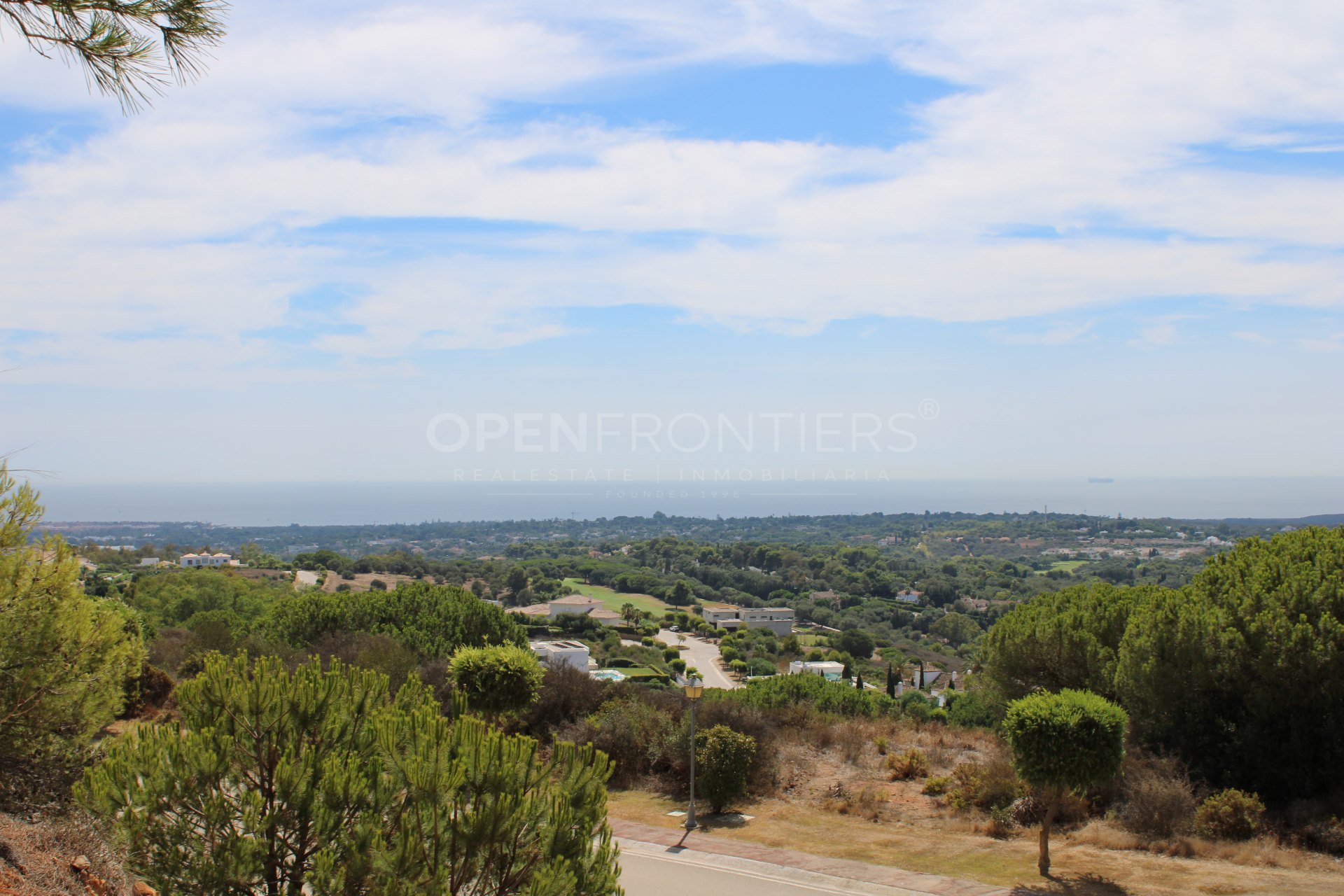 Parcela con espectaculares vistas al mar en Sotogrande