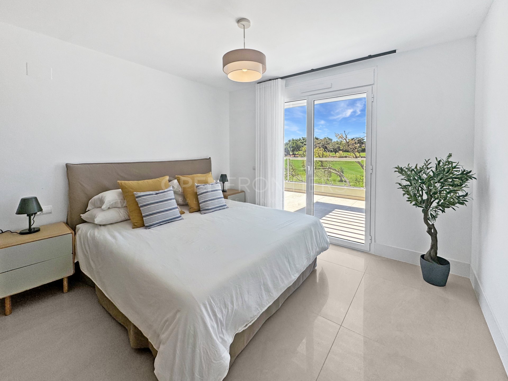 Duplex penthouse in Emerald Greens, San Roque Club | Sea & Golf Views
