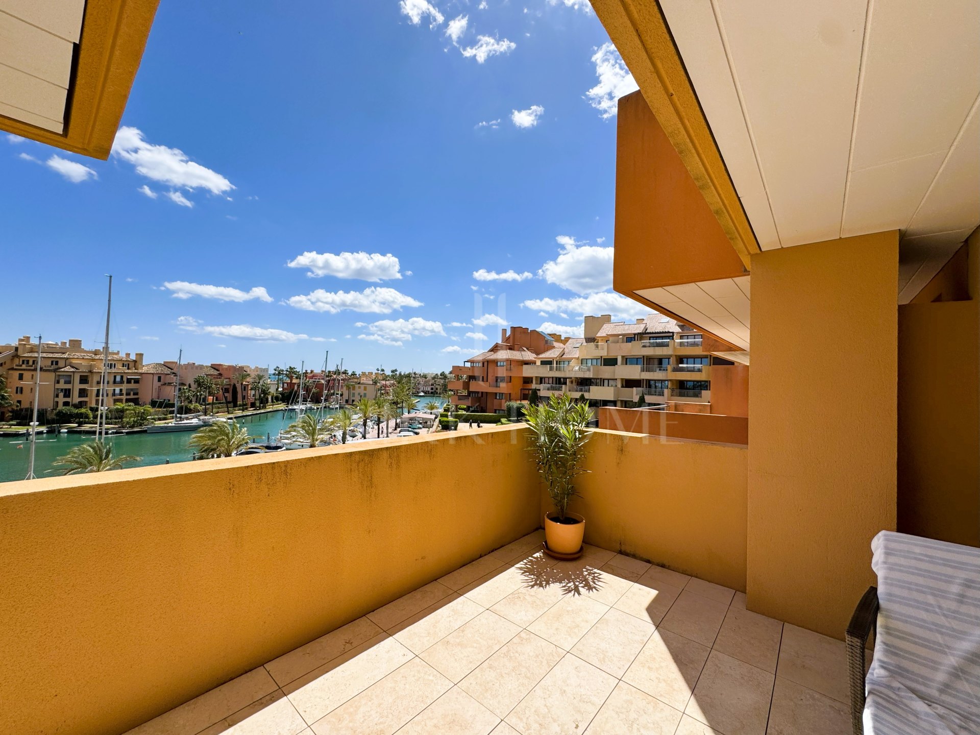 Exceptional 4-bedroom apartment with sea views in Ribera del Marlin, Sotogrande