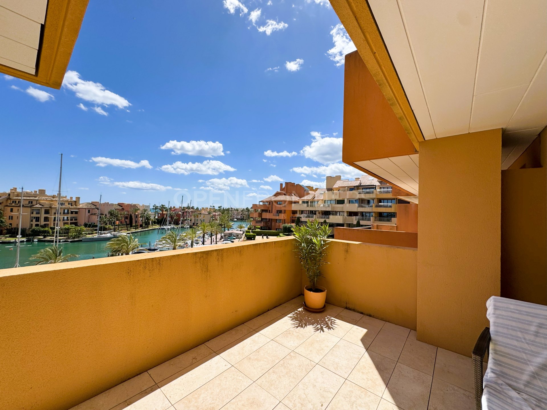 Apartamento de 4 dormitorios con vistas al mar en Ribera del Marlin, Sotogrande