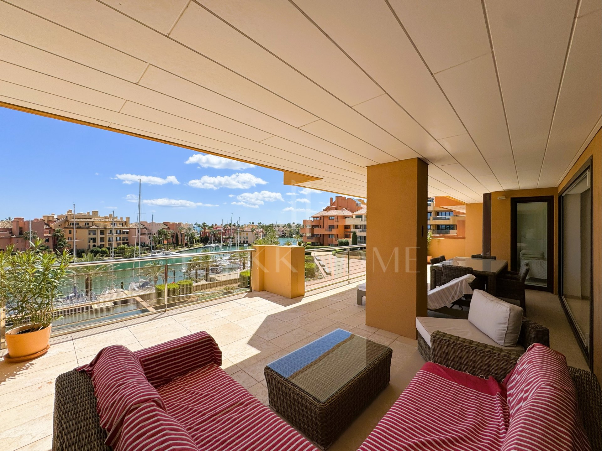 Exceptional 4-bedroom apartment with sea views in Ribera del Marlin, Sotogrande