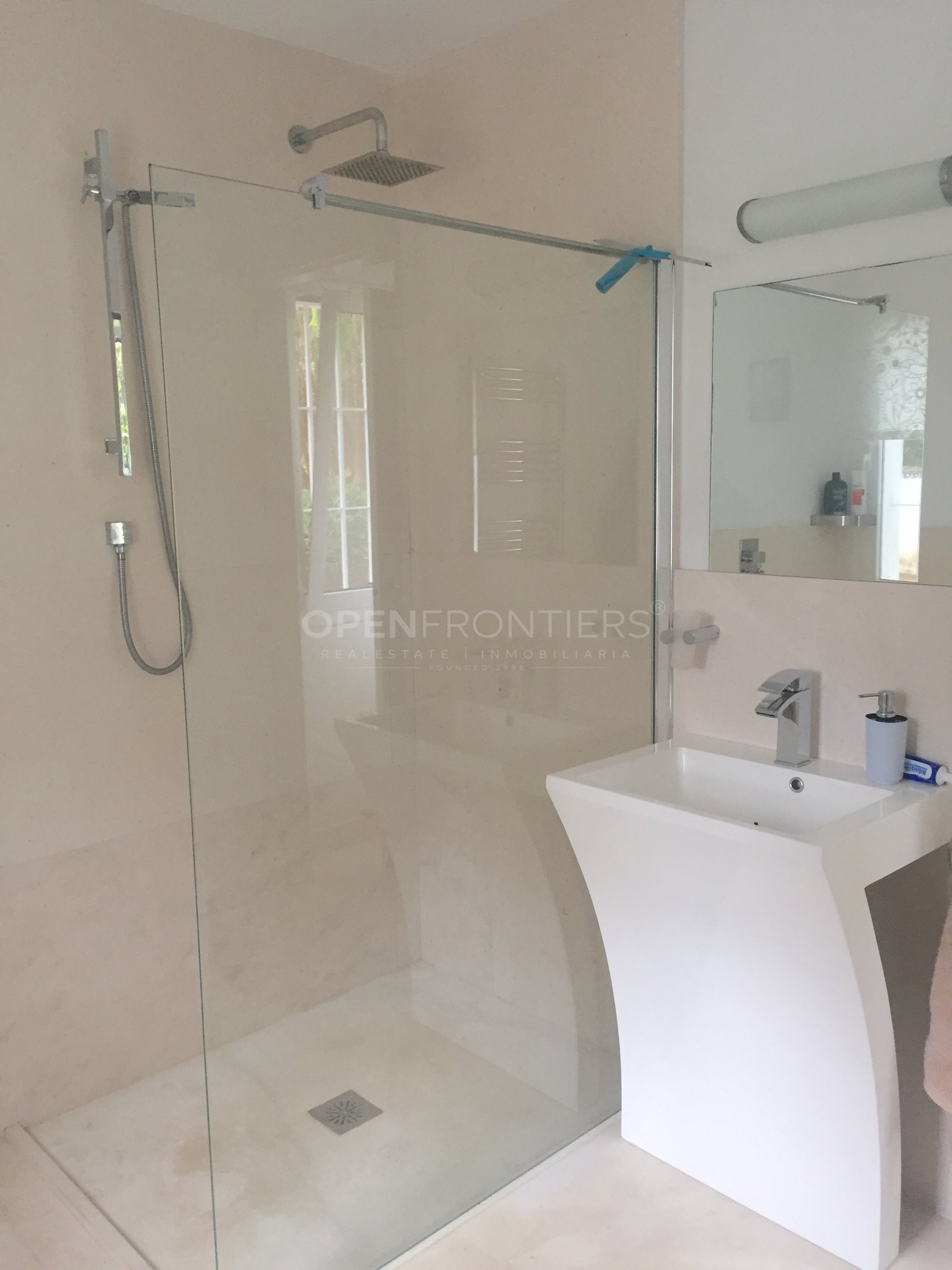 First Line Golf Villa for Sale in Sotogrande – Overlooking Valderrama
