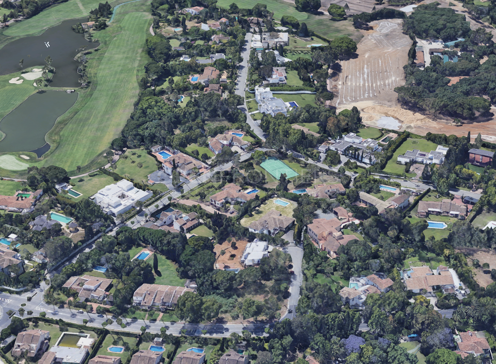 Terrain d’exception à vendre dans Kings & Queens, Sotogrande Costa – Opportunité rare avec vue sur le golf et vue mer depuis le premier niveau de la future villa.