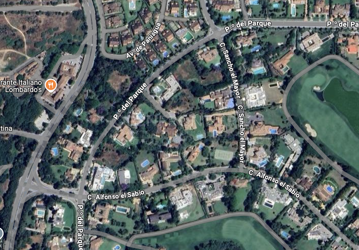 Terrain d’exception à vendre dans Kings & Queens, Sotogrande Costa – Opportunité rare avec vue sur le golf et vue mer depuis le premier niveau de la future villa.