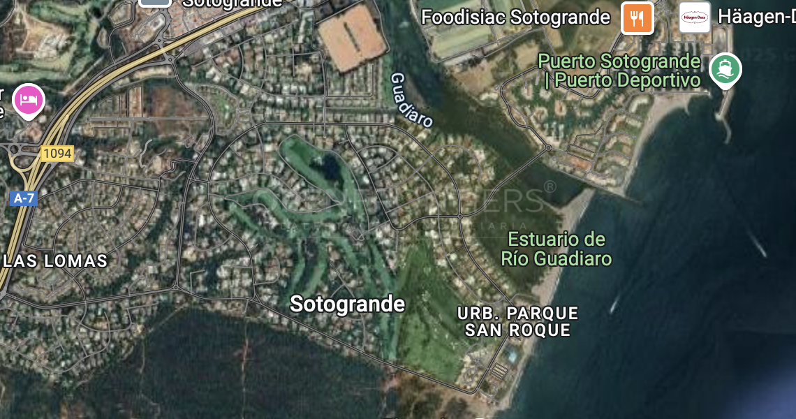 Terrain d’exception à vendre dans Kings & Queens, Sotogrande Costa – Opportunité rare avec vue sur le golf et vue mer depuis le premier niveau de la future villa.