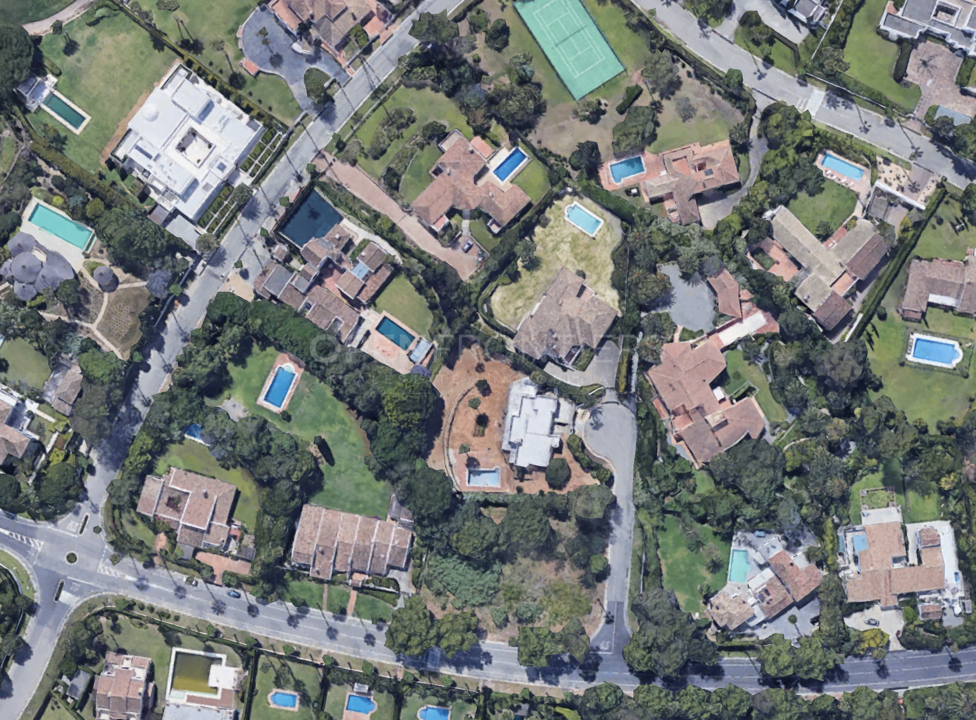 Terrain d’exception à vendre dans Kings & Queens, Sotogrande Costa – Opportunité rare avec vue sur le golf et vue mer depuis le premier niveau de la future villa.
