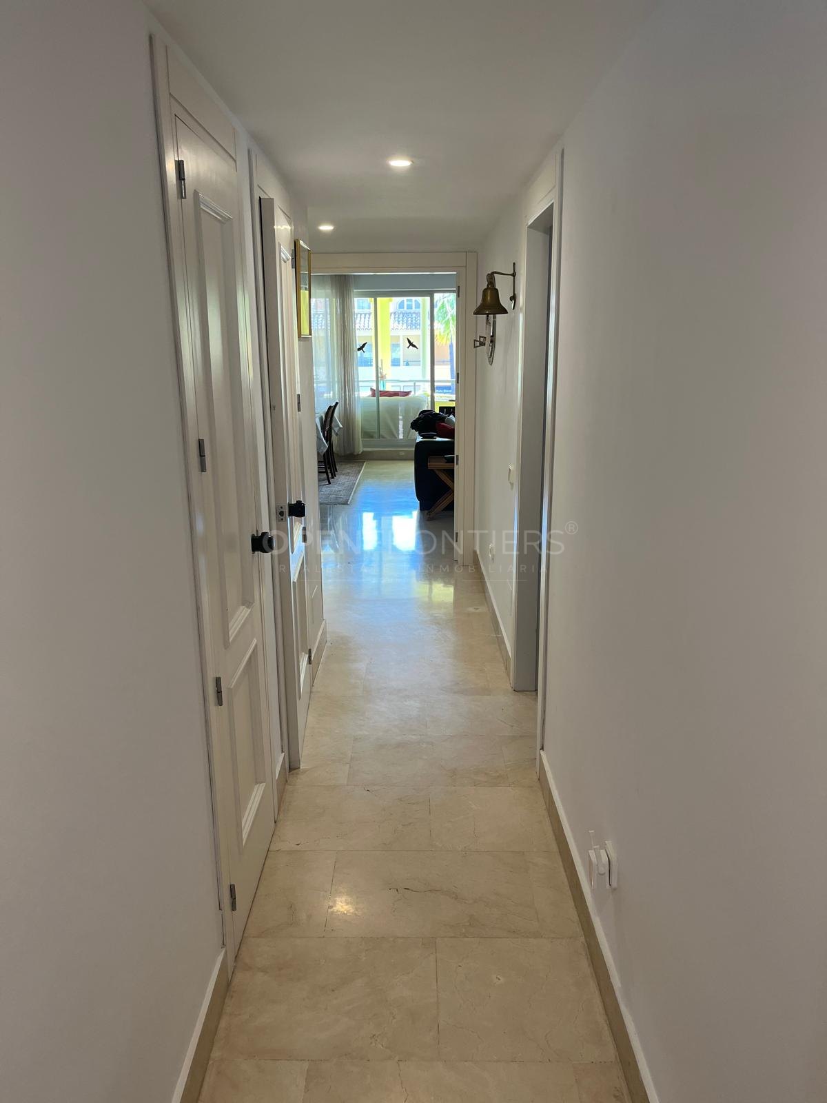 Stijlvolle 2-slaapkamer appartement met uitzicht op Marina in Sotogrande Puerto Deportivo