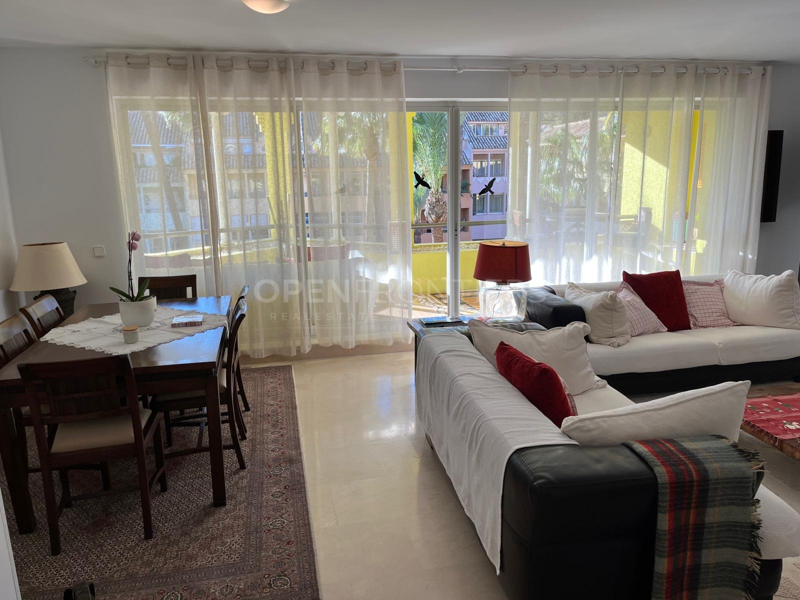 Stijlvolle 2-slaapkamer appartement met uitzicht op Marina in Sotogrande Puerto Deportivo