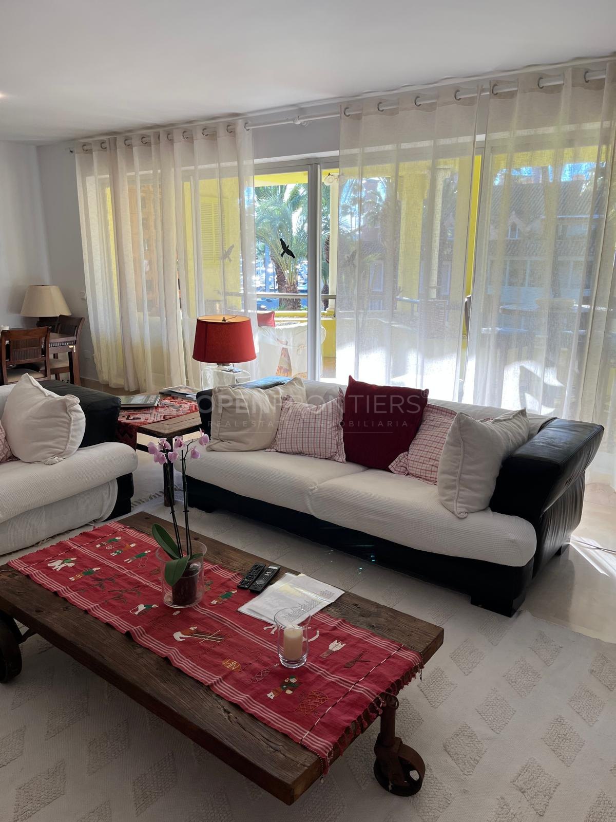 Stijlvolle 2-slaapkamer appartement met uitzicht op Marina in Sotogrande Puerto Deportivo