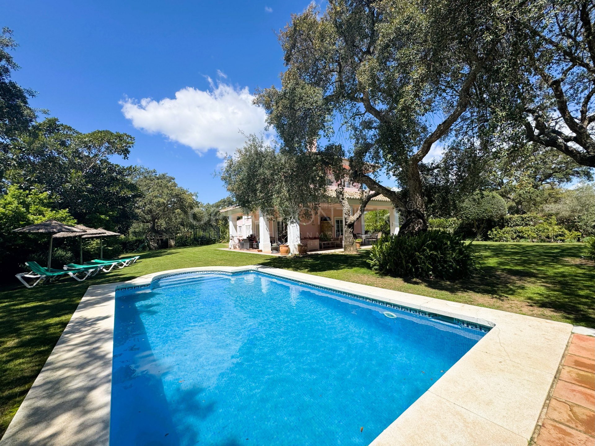 Elegante villa met 4 slaapkamers in San Roque Golf met panoramisch uitzicht