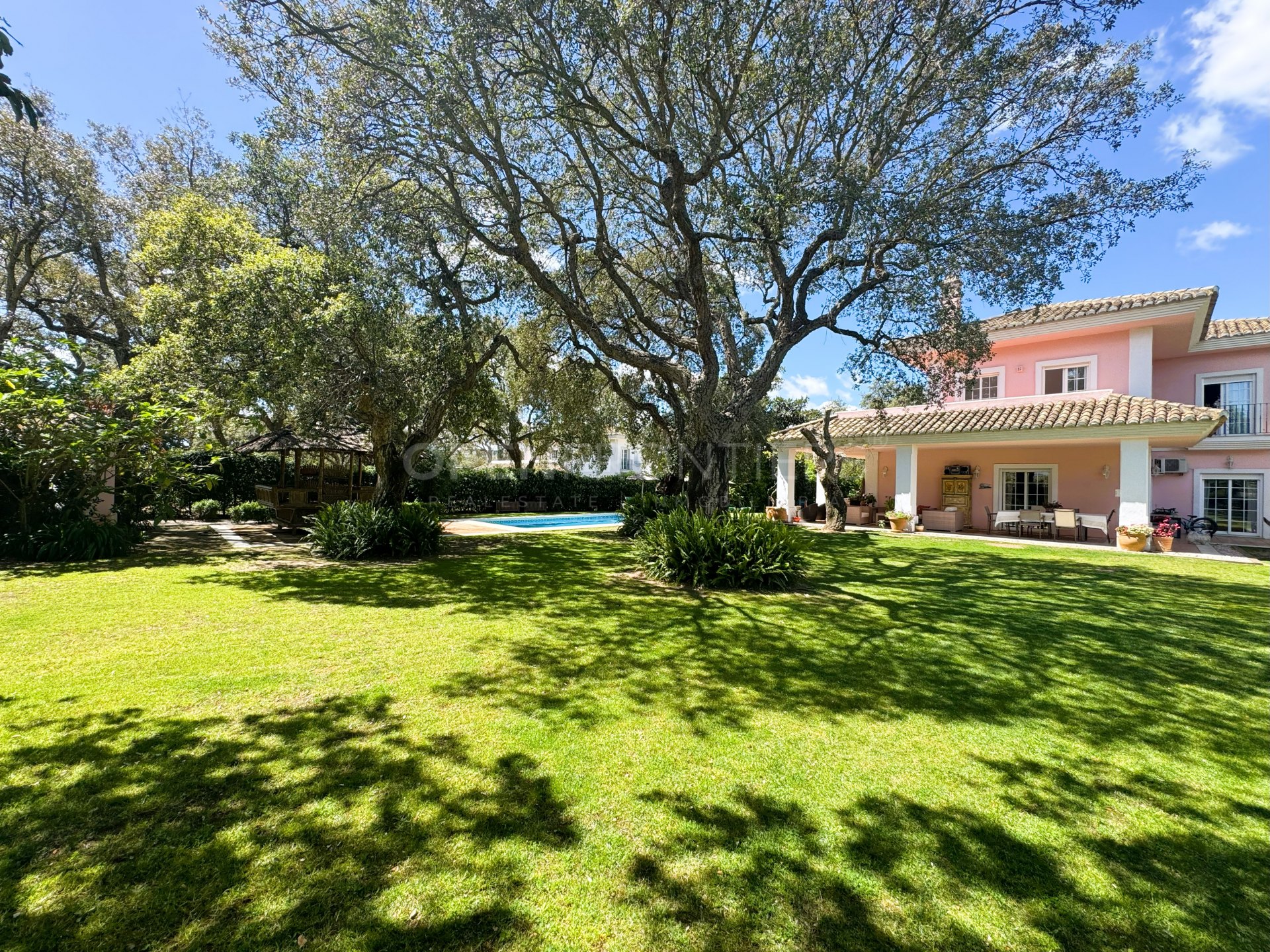 Elegante villa met 4 slaapkamers in San Roque Golf met panoramisch uitzicht