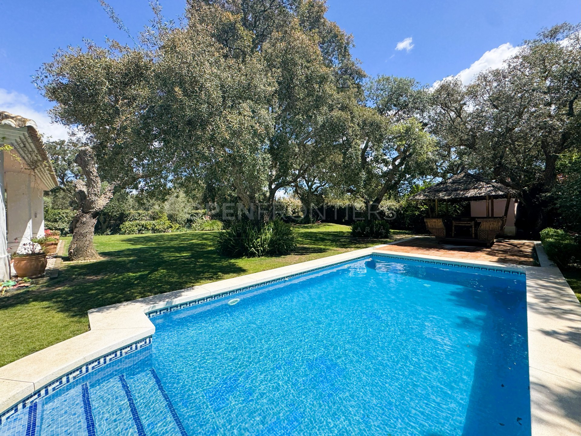 Elegante villa met 4 slaapkamers in San Roque Golf met panoramisch uitzicht