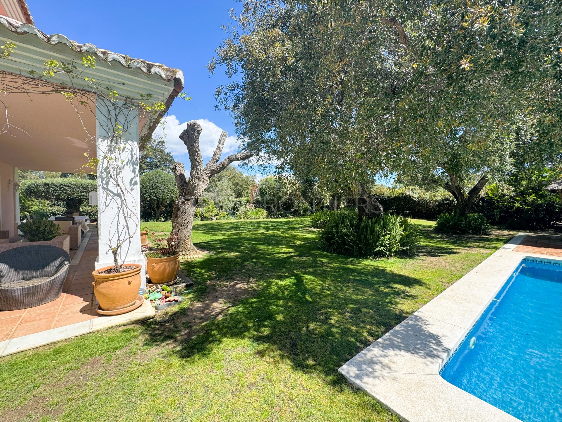 Elegante villa met 4 slaapkamers in San Roque Golf met panoramisch uitzicht